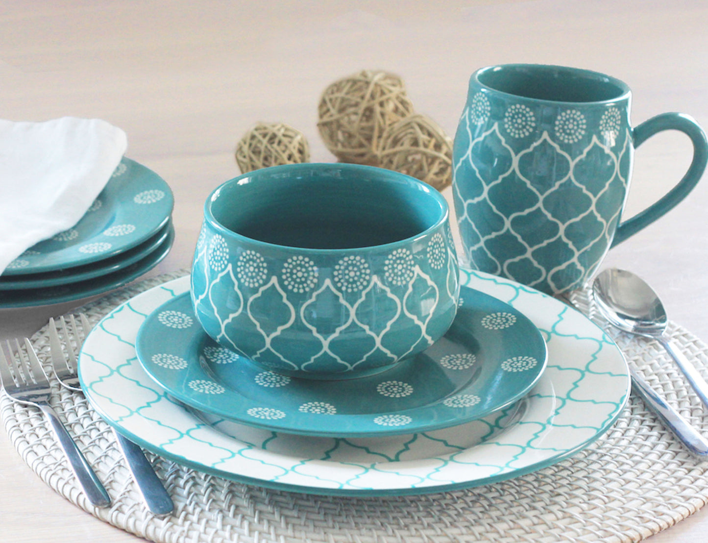 OCEAN TURQUOISE CERAMIC DINNERWARE 16-PIECE SET FOR FOUR