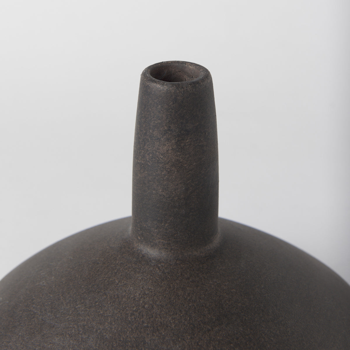 PALISADES 7" BROWN CERAMIC BUD TABLE VASE - Varnish & Vibe