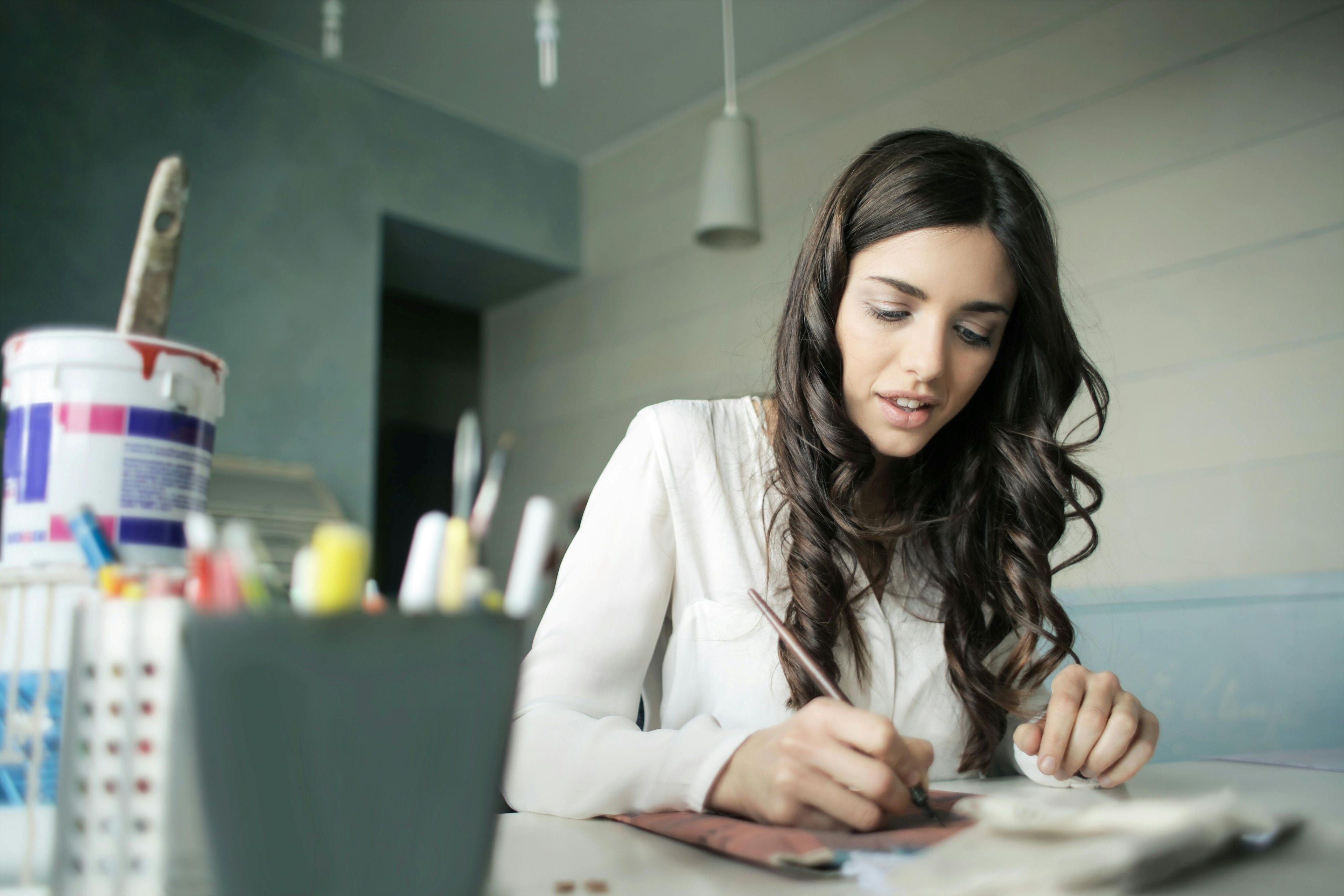 Foto di Andrea Piacquadio httpswww.pexels.comit-itfotodonna-seduta-tenendo-la-penna-920377