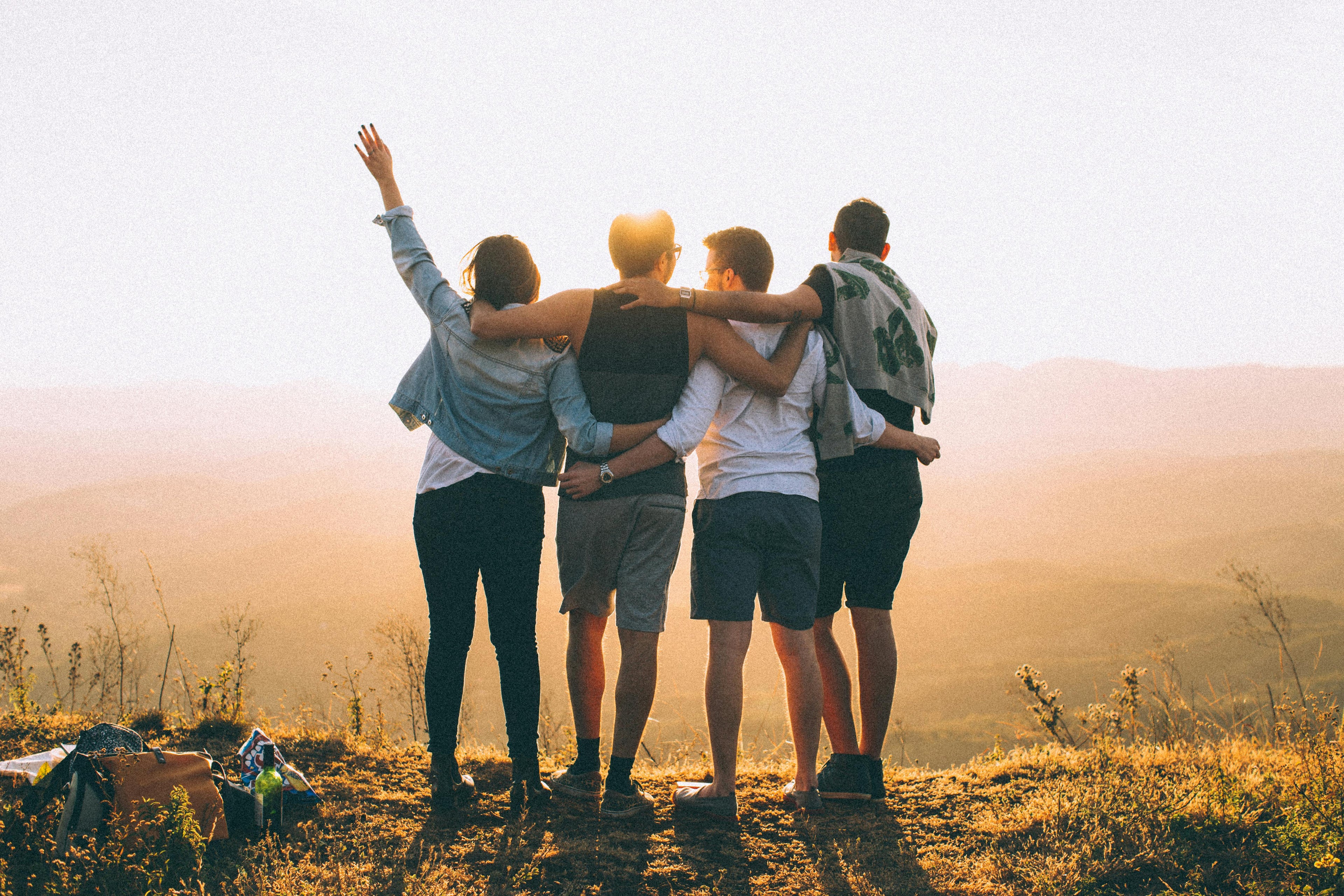 Foto di Helena Lopes: https://www.pexels.com/it-it/foto/amici-anonimi-che-stanno-insieme-al-tramonto-in-montagna-4453153/