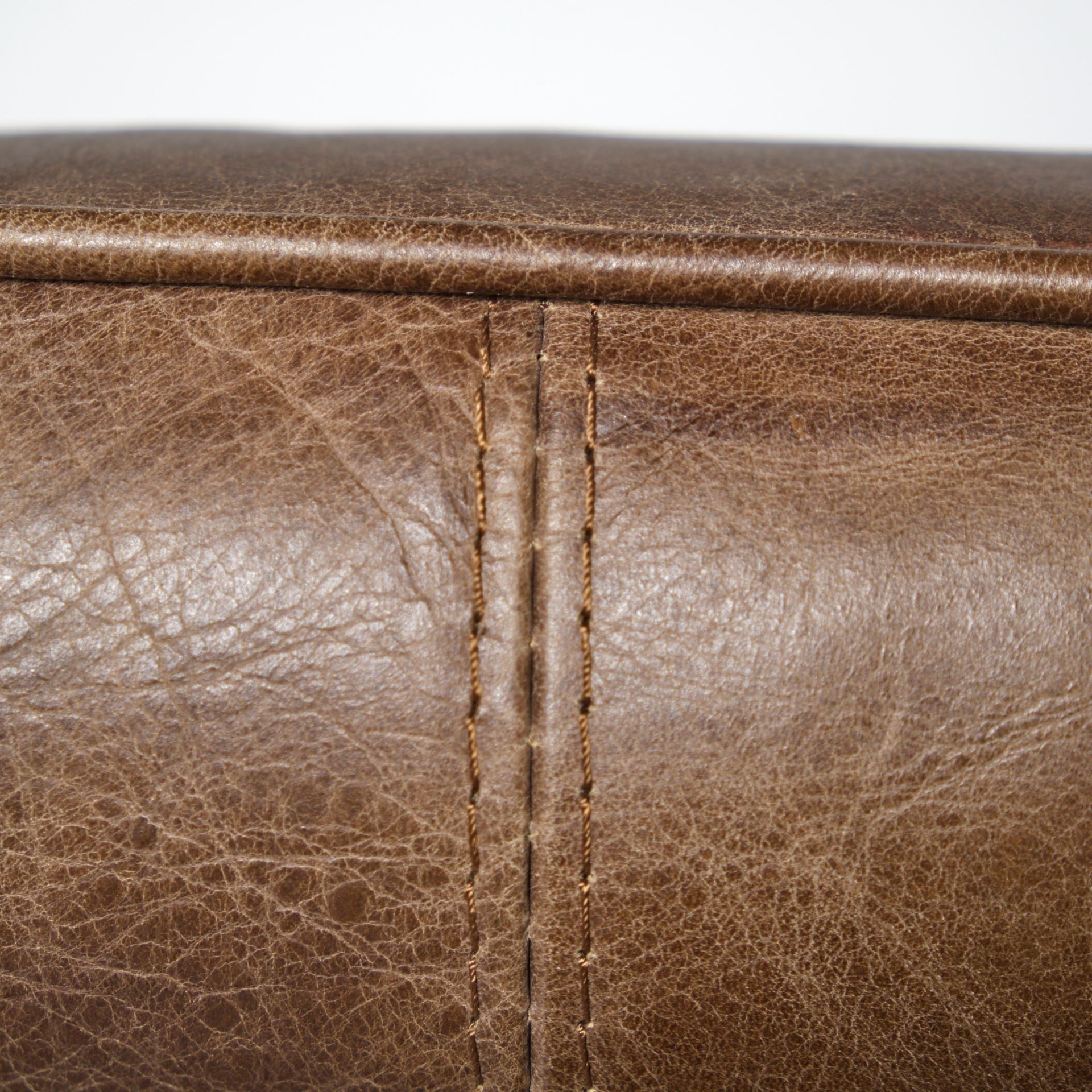 ARTESIA LEATHER ACCENT CHAIR - Varnish & Vibe