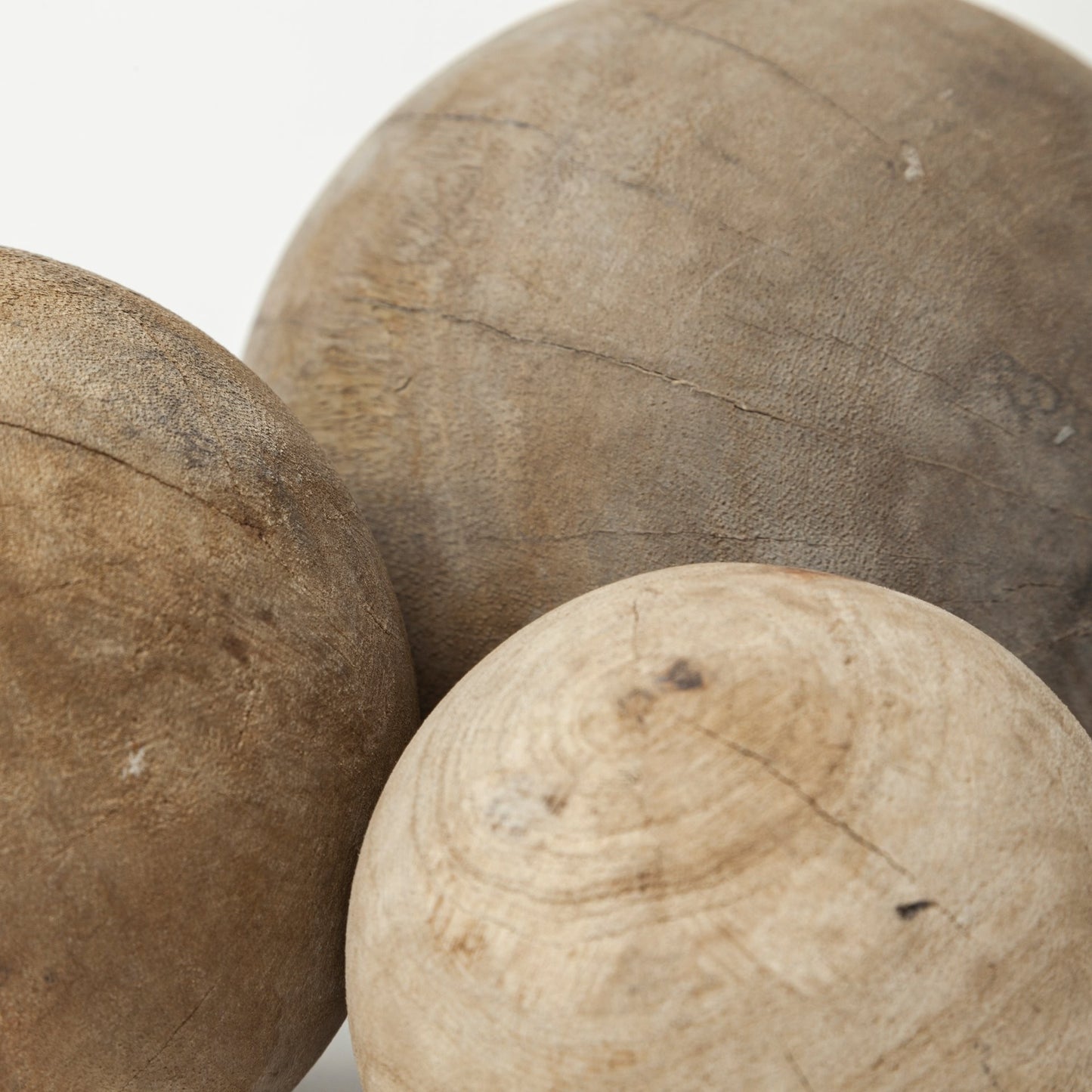 SET OF THREE WOODEN SPHERES - Varnish & Vibe