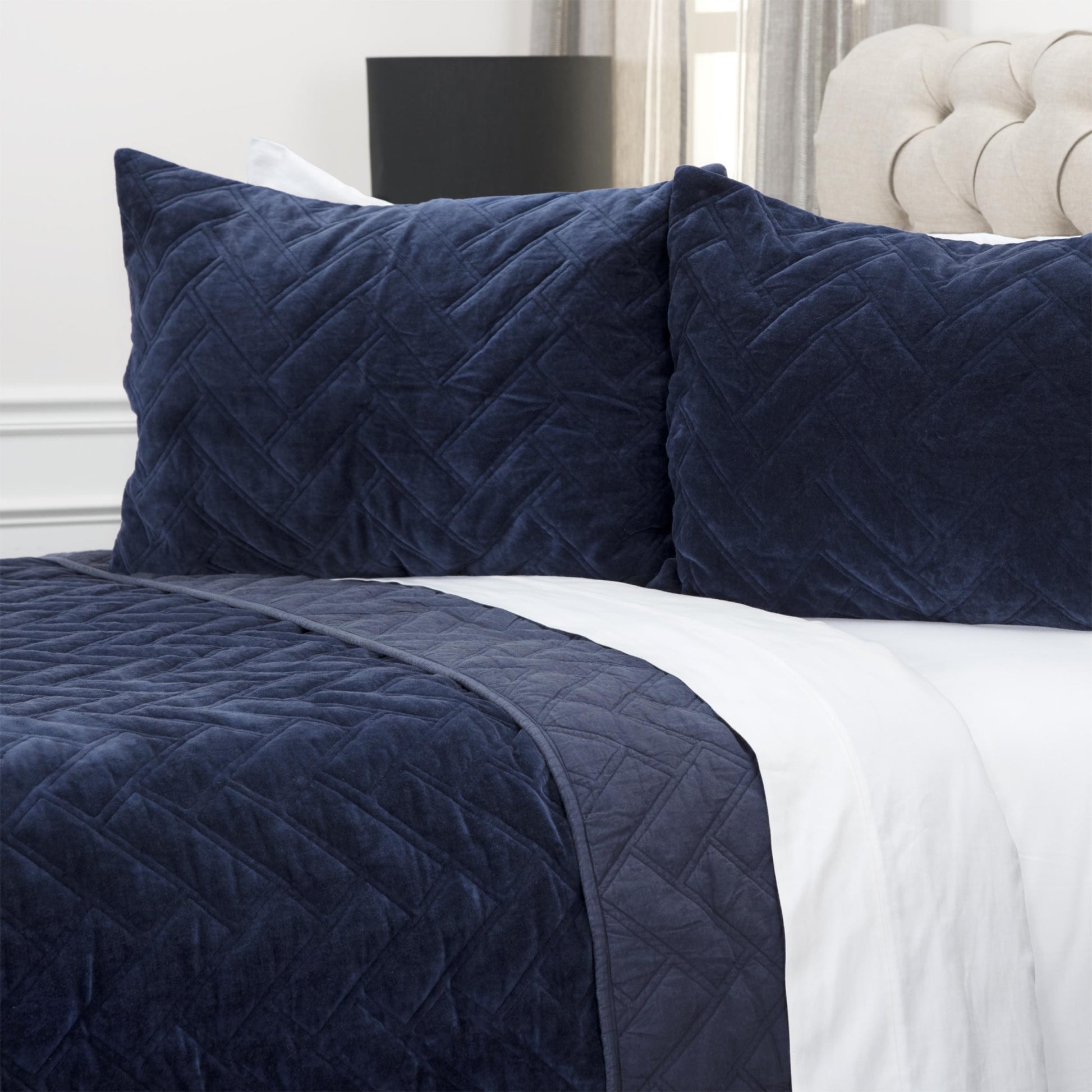 300 THREAD QUEEN DOWN ALTERNATIVE COMFORTER - Varnish & Vibe