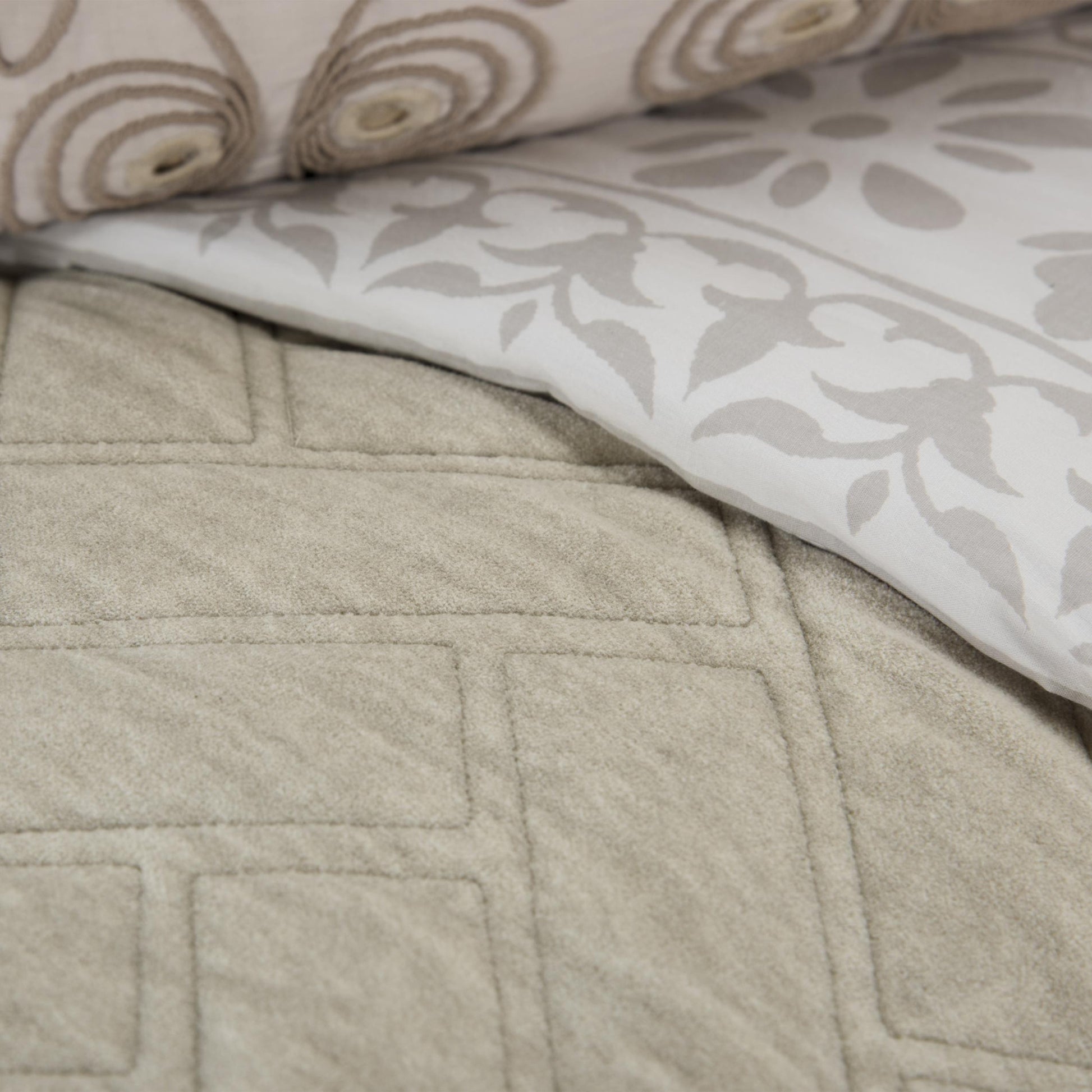 300 THREAD KING DOWN ALTERNATIVE COMFORTER - Varnish & Vibe