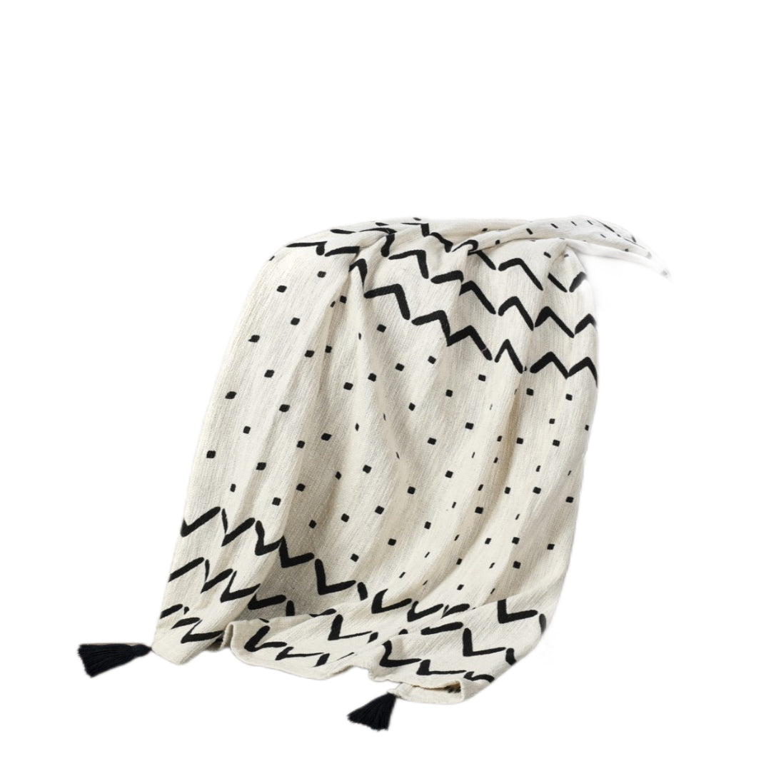 PALISADES 50" X 60" BLACK AND WHITE WOVEN COTTON CHEVRON THROW BLANKET WITH TASSELS - Varnish & Vibe