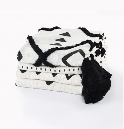 PALISADES 50" X 60" BLACK AND WHITE WOVEN COTTON CHEVRON THROW BLANKET WITH TASSELS - Varnish & Vibe
