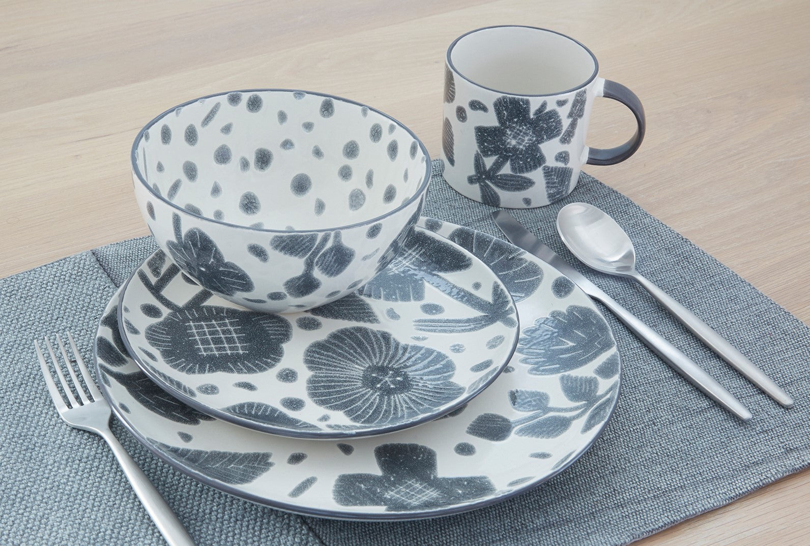 CALABASAS GRAY AND IVORY SIXTEEN PIECE ROUND FLORAL CERAMIC SERVICE FOR FOUR DINNERWARE SET - Varnish & Vibe