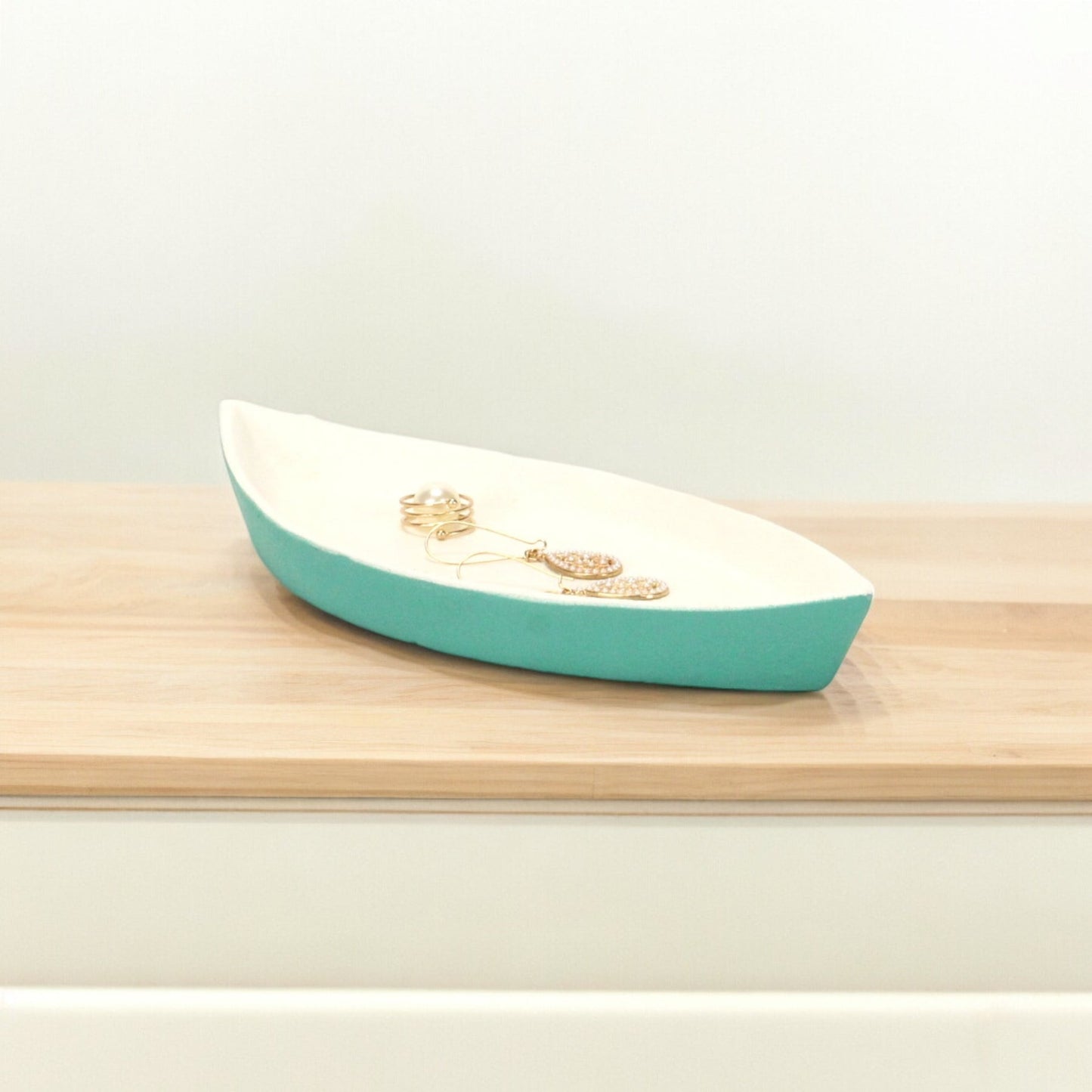 MALIBU 10" AQUA AND WHITE CAST IRON OVAL BOAT SHAPED TRAY - Varnish & Vibe