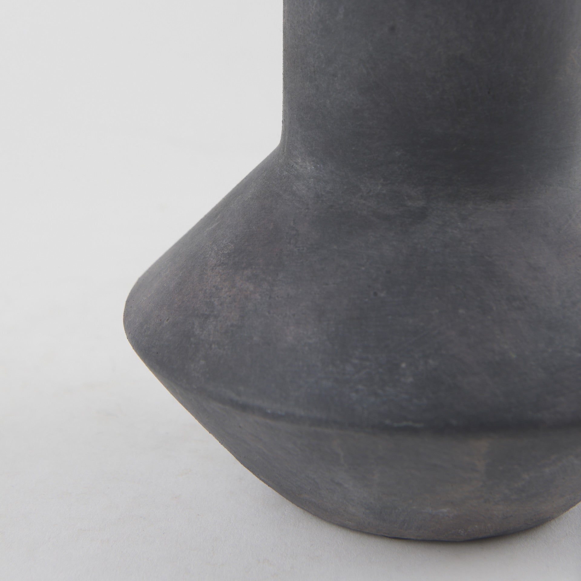 PALISADES 15" BLACK CERAMIC TULIP TABLE VASE - Varnish & Vibe