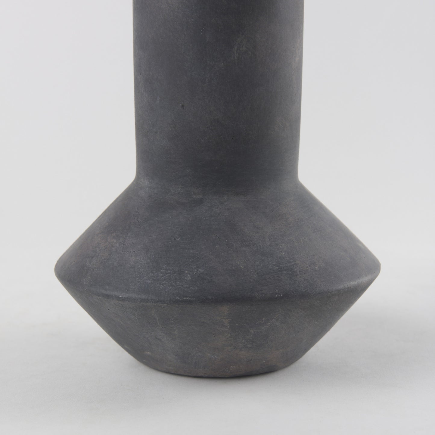 PALISADES 15" BLACK CERAMIC TULIP TABLE VASE - Varnish & Vibe